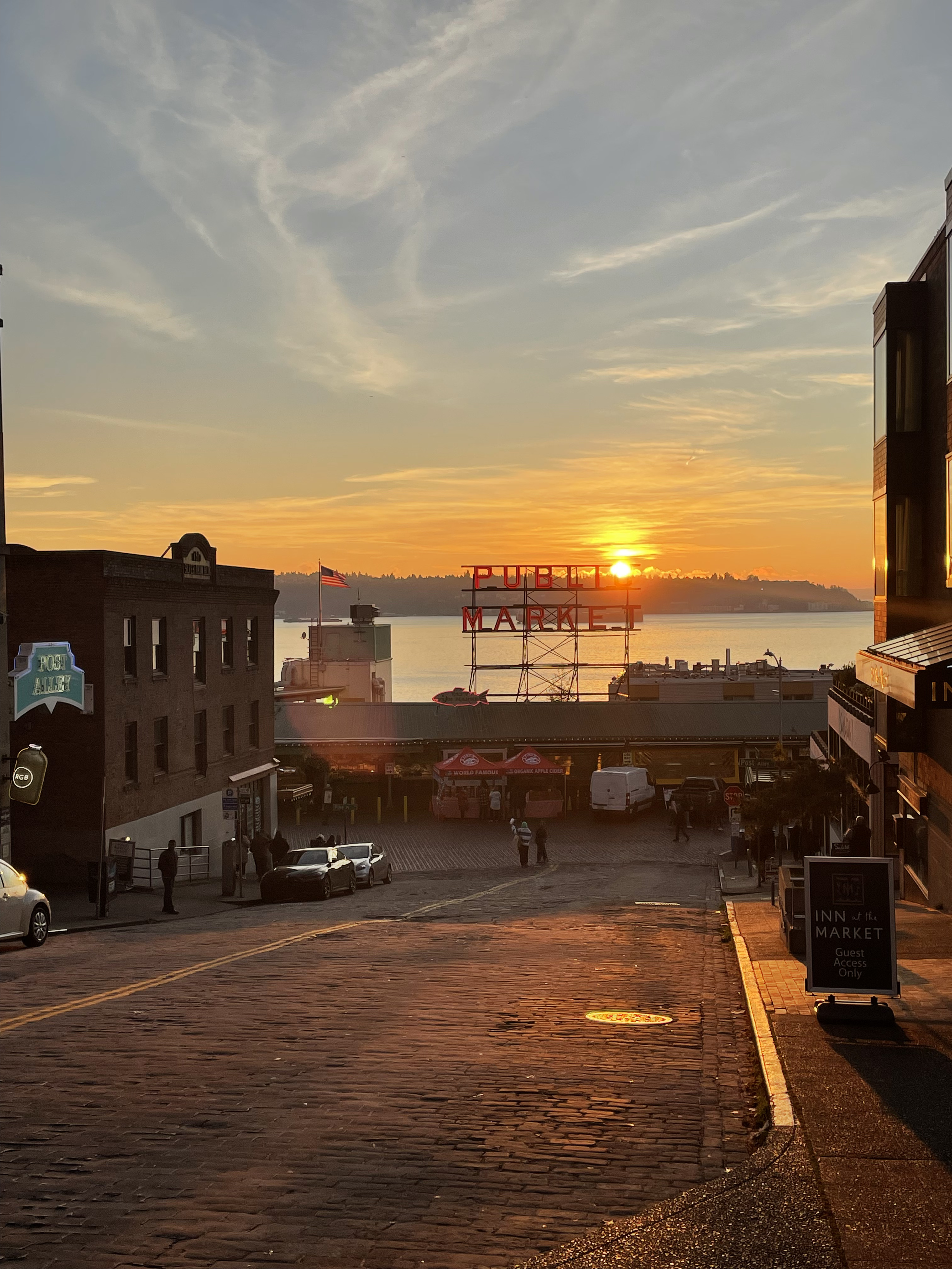 Nice ambience at Pike Place after eating @ Pink Door